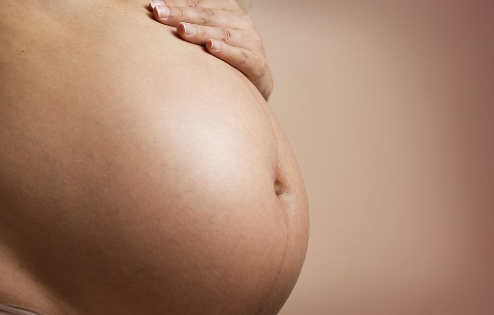 An image of a pregnant belly.